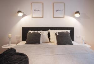 Postel nebo postele na pokoji v ubytování St. Salvator Apartments