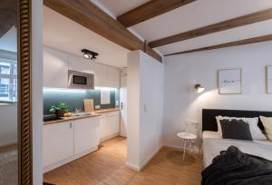 Kuchyň nebo kuchyňský kout v ubytování St. Salvator Apartments