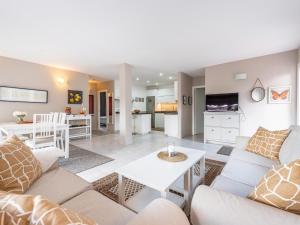 Telewizja i/lub zestaw kina domowego w obiekcie Sol y Paz 3, Nice apartment with great location