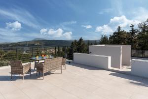 A general mountain view or a mountain view taken from A villát