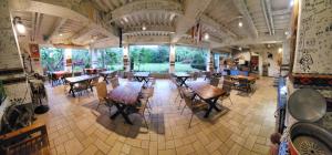 una vista aérea de un restaurante con mesas y sillas en 千禧山莊民宿, en Fengbin