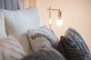 Postel nebo postele na pokoji v ubytování St. Salvator Apartments