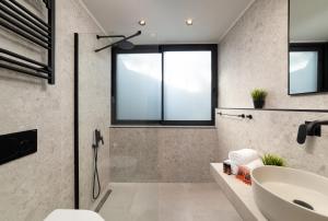 A bathroom at Villa Kallos by PosarelliVillas