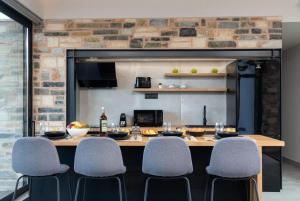 A kitchen or kitchenette at Villa Kallos by PosarelliVillas
