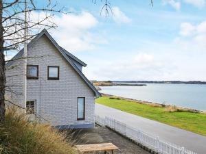 ein Haus am Ufer eines Wasserkörpers in der Unterkunft Holiday home Farsø XI in Farsø