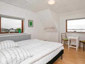 Un dormitorio blanco con una cama, un escritorio y ventanas. en Seaside Retreat in Hvalpsund-By Traum, en Farsø 27 fotos más