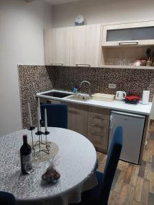 A cozinha ou kitchenette de Apartmani Borova Iglica Divčibare