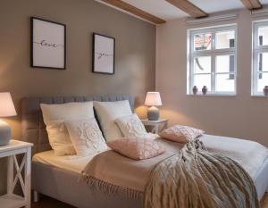 Postel nebo postele na pokoji v ubytování St. Salvator Apartments
