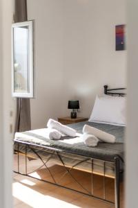Una cama con toallas en una habitación en Bella-Maria at Aptera with mountain and sea view !! en La Canea