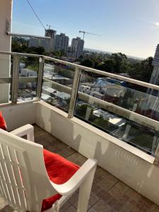 balcón con silla y vistas a la ciudad en Departmento Torre Del Banco, en Maldonado