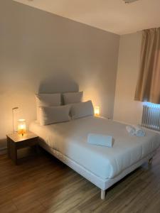 Postel nebo postele na pokoji v ubytování Hôtel Le Costellan
