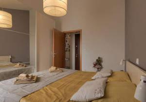 een slaapkamer met een groot bed en handdoeken bij Apartment Leki - newly renovated, modern city spot in Pula