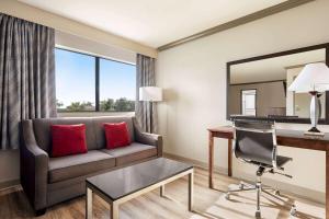 Posezení v ubytování Baymont by Wyndham Monterey Park