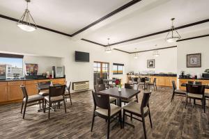 a restaurant with tables and chairs in a room at Baymont by Wyndham Monterey Park in Monterey Park