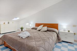 L'appartamento di Giusi في أولبيا: غرفة نوم بسرير كبير وموقف ليلتين