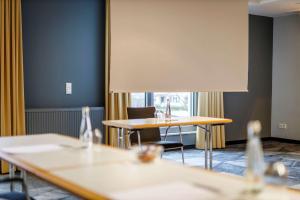 Lanzcarré Hotel Mannheim, a member of Radisson Individuals في مانهايم: قاعة اجتماعات مع طاولتين ونافذة