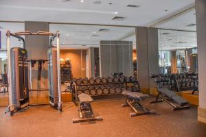 un gimnasio con un montón de equipos de ejercicios en Radisson Blu Hotel, Juba en Yuba
