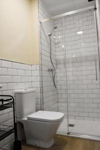 a bathroom with a toilet and a shower at Alegoría Coliving Experience Residencia in Seville