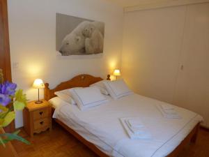 - une chambre dotée d'un lit avec deux ours polaires sur le mur dans l'établissement Apartment Marigny Andolla by Interhome, à Crans-Montana