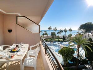 balcón con mesa, sillas y vistas al océano en Apartment Paraiso by Interhome, en Calpe