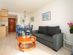 sala de estar con sofá y mesa en Apartment Paraiso by Interhome, en Calpe