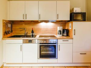 Dapur atau dapur kecil di Apartment Tjalkstrasse-4 by Interhome