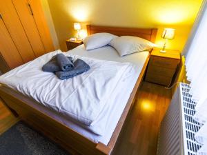 um quarto com uma cama com duas toalhas em Apartment Tjalkstrasse-3 by Interhome em Norddeich