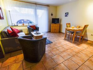 ein Wohnzimmer mit Sofa und Tisch in der Unterkunft Apartment Tjalkstrasse-3 by Interhome in Norddeich + 23 Fotos