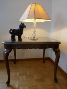 una lámpara en una mesa con un caballo. en Apartment Chalet Shangri La by Interhome, en Grindelwald