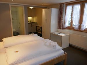 グリンデルワルトにあるApartment Schwendihus by Interhomeのベッド2台と窓が備わるホテルルームです。