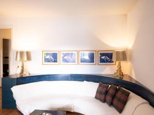 Posezení v ubytování Apartment Chesa Romantica 17 by Interhome
