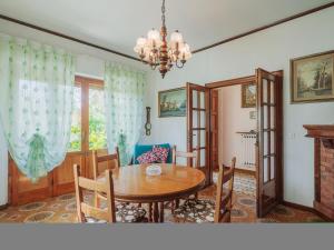 una sala da pranzo con tavolo e sedie di Holiday Home Mauro by Interhome a Tonfano