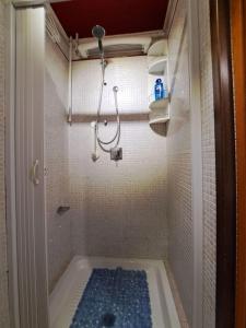 uma casa de banho com um chuveiro e uma banheira com um chuveiro em il rifugio em Palermo