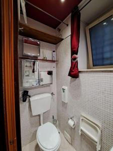 uma pequena casa de banho com um WC e uma janela em il rifugio em Palermo