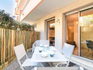 un tavolo bianco e sedie su un patio di Studio le Galion-2 by Interhome ad Arcachon