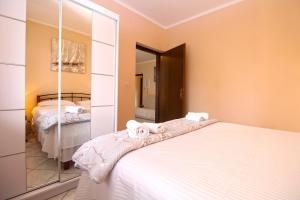Postel nebo postele na pokoji v ubytování Apartment Mirela 2145