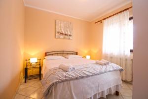 Postel nebo postele na pokoji v ubytování Apartment Mirela 2145