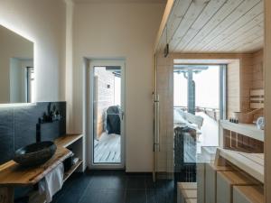Televízia a/alebo spoločenská miestnosť v ubytovaní Chalet Mountain Lodge - Klippitztörl by Interhome