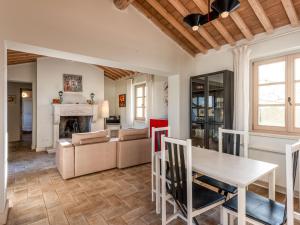 een eetkamer en een woonkamer met een tafel en stoelen bij Apartment Quercia Alta by Interhome in Le Case