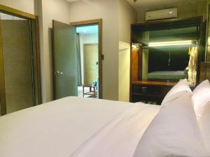 Postel nebo postele na pokoji v ubytování The Henry Hotel Roost Bacolod