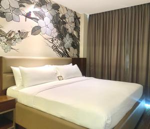 Postel nebo postele na pokoji v ubytování The Henry Hotel Roost Bacolod
