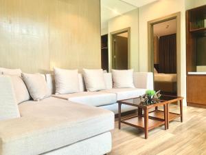 Posezení v ubytování The Henry Hotel Roost Bacolod