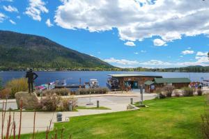 un parque con vistas al lago y a las montañas en Summer Escape at the Loose Moose #3 en Grand Lake