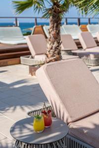 une assiette de fruits assise sur une table sur un patio dans l'établissement Dan Accadia Herzliya Hotel, à Herzliya