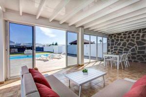 sala de estar con sofá y mesa en Homu Bianca Fantástica villa con piscina privada, en Playa Blanca