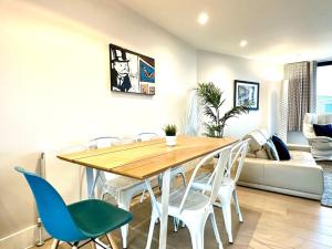 Istumisnurk majutusasutuses Sea View Ultra Modern 2 bedroom Apartment - 1 Min Walk to the Best Beach! - Great Location - FREE Parking - Fast WiFi - Smart TV - sleeps up to 4! Close to Purbeck, Corfe Castle, Sandbanks, Poole & Bournemouth