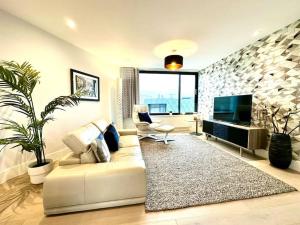 Televiisor ja/või meelelahutuskeskus majutusasutuses Sea View Ultra Modern 2 bedroom Apartment - 1 Min Walk to the Best Beach! - Great Location - FREE Parking - Fast WiFi - Smart TV - sleeps up to 4! Close to Purbeck, Corfe Castle, Sandbanks, Poole & Bournemouth