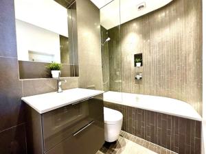 Vannituba majutusasutuses Sea View Ultra Modern 2 bedroom Apartment - 1 Min Walk to the Best Beach! - Great Location - FREE Parking - Fast WiFi - Smart TV - sleeps up to 4! Close to Purbeck, Corfe Castle, Sandbanks, Poole & Bournemouth +11 fotot