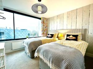 Voodi või voodid majutusasutuse Sea View Ultra Modern 2 bedroom Apartment - 1 Min Walk to the Best Beach! - Great Location - FREE Parking - Fast WiFi - Smart TV - sleeps up to 4! Close to Purbeck, Corfe Castle, Sandbanks, Poole & Bournemouth toas