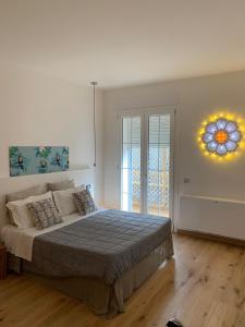 una camera da letto con un letto grande e una finestra di Guest House Mela a Lecce